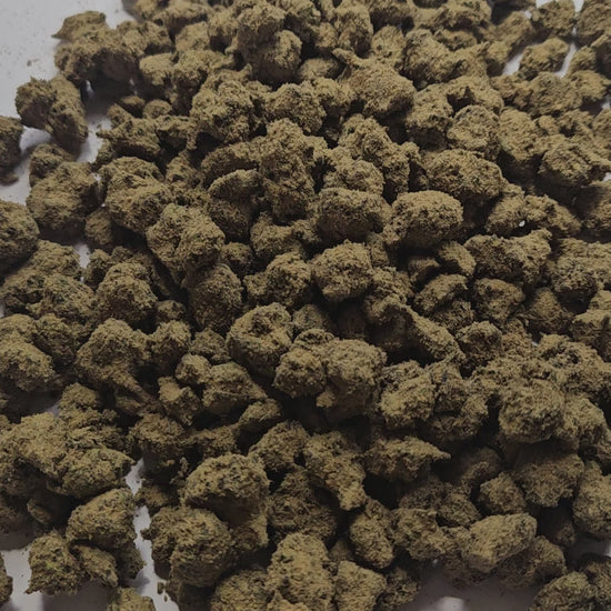 La Moonrock CBD fait partie des produits les plus puissants de notre gamme INTENSE.
Elle est élaborée à partir d’une fleur soigneusement sélectionnée, enrobée de wax américaine, puis saupoudrée de pollen de Bubba