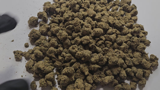 La Moonrock CBD fait partie des produits les plus puissants de notre gamme INTENSE.
Elle est élaborée à partir d’une fleur soigneusement sélectionnée, enrobée de wax américaine, puis saupoudrée de pollen de Bubba