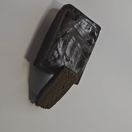 La résine de CBD Beldia est un hash traditionnel d’origine marocaine, connu pour sa texture souple et collante. Son arôme est épicé et terreux, avec des notes florales et légèrement poivrées.