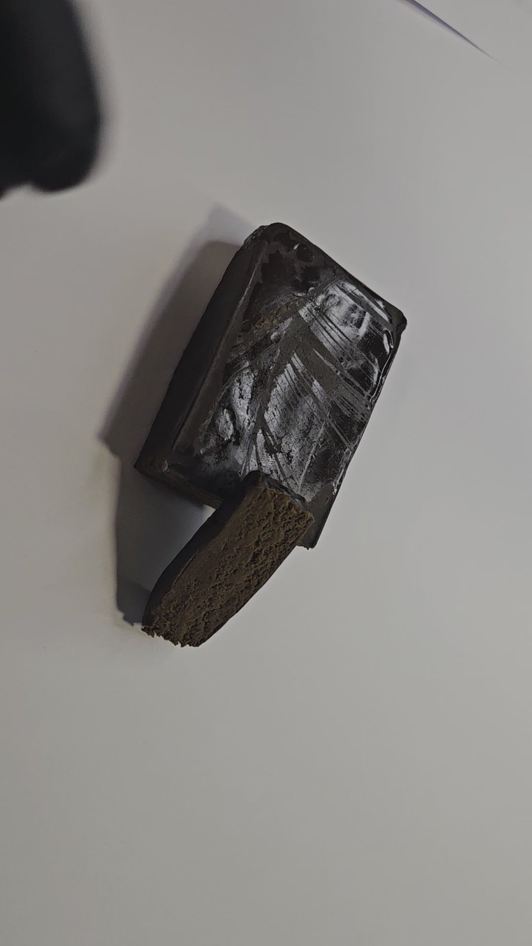 La résine de CBD Beldia est un hash traditionnel d’origine marocaine, connu pour sa texture souple et collante. Son arôme est épicé et terreux, avec des notes florales et légèrement poivrées.