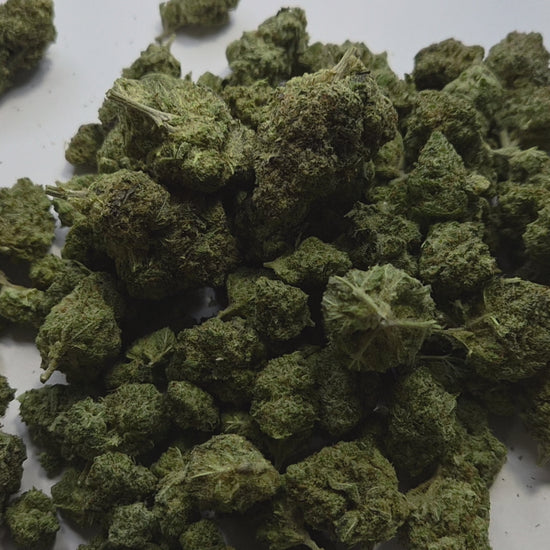 Réservez-vous une expérience CBD rare avec la Blue Zushi, une variété hybride à dominante indica d’exception. Ses buds compacts aux teintes bleu-violet profondes, enrobés d’une résine cristalline abondante, en font l’une des fleurs CBD les plus recherchées des connaisseurs. Un produit premium, sélectionné avec soin pour sa qualité hors norme.
