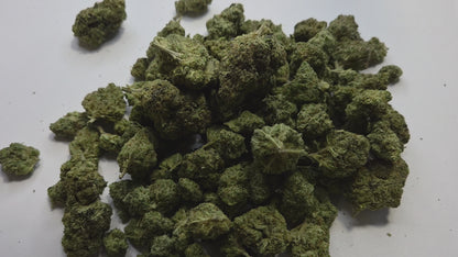 Réservez-vous une expérience CBD rare avec la Blue Zushi, une variété hybride à dominante indica d’exception. Ses buds compacts aux teintes bleu-violet profondes, enrobés d’une résine cristalline abondante, en font l’une des fleurs CBD les plus recherchées des connaisseurs. Un produit premium, sélectionné avec soin pour sa qualité hors norme.