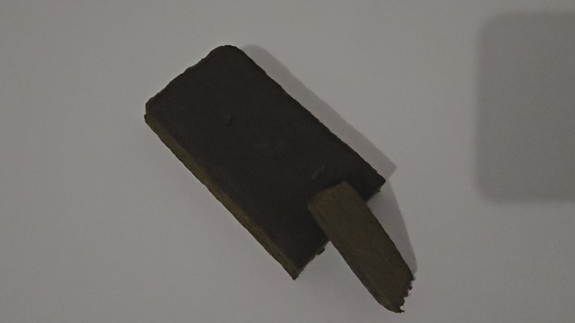 Découvrez la résine de CBD Black Butter Intense, réputée pour sa texture crémeuse et malléable, offrant une expérience sensorielle unique. Avec ses arômes puissants aux notes terreuses et subtilement épicées, cette résine procure une relaxation profonde et intense.