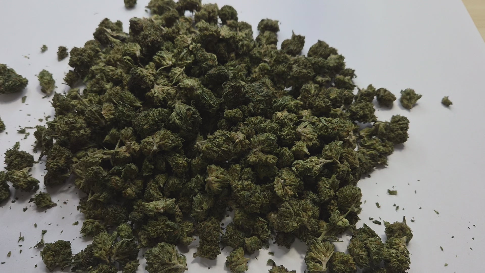 La Bubba Kush CBD Small Bud est une variété d'exception, taillée pour ceux qui savent exactement ce qu'ils recherchent. Avec son profil terpénique dense et ses arômes profonds, elle s'adresse à un palais averti, capable d'en apprécier toute la complexité.