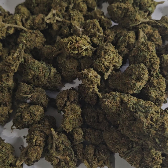 La fleur de CBD Tequila Sunrise est une fleur intense aux arômes fruités et frais, offrant une détente profonde. Avec un taux de THC inférieur à 0,3 %, elle respecte la législation. Ses effets marqués la réservent toutefois aux consommateurs expérimentés, elle n’est pas conseillée aux novices.