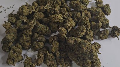 La fleur de CBD Tequila Sunrise est une fleur intense aux arômes fruités et frais, offrant une détente profonde. Avec un taux de THC inférieur à 0,3 %, elle respecte la législation. Ses effets marqués la réservent toutefois aux consommateurs expérimentés, elle n’est pas conseillée aux novices.