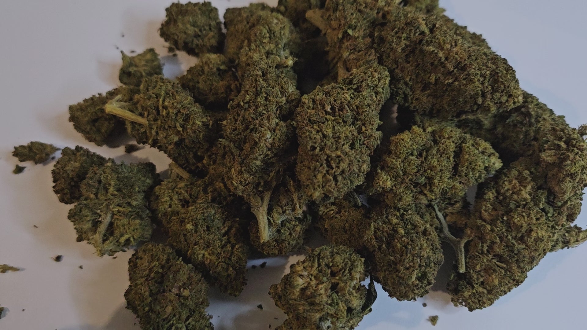 La Critical 2.0 est une fleur de CBD aux saveurs intenses, mêlant des notes terreuses et légèrement citronnées. Sa richesse en cannabinoïdes lui confère une puissance marquée, idéale pour les amateurs confirmés en quête d’une expérience forte et aromatique. 
