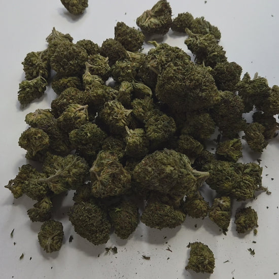 La fleur de CBD Pink Panther séduit par son profil aromatique intense et raffiné, mêlant des notes fruitées, sucrées et légèrement épicées. Très appréciée pour son caractère puissant et son goût prononcé, elle offre une expérience riche et durable pour les amateurs de fleurs de CBD à fortes sensations.