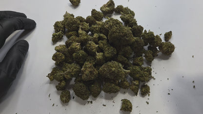 La fleur de CBD Pink Panther séduit par son profil aromatique intense et raffiné, mêlant des notes fruitées, sucrées et légèrement épicées. Très appréciée pour son caractère puissant et son goût prononcé, elle offre une expérience riche et durable pour les amateurs de fleurs de CBD à fortes sensations.