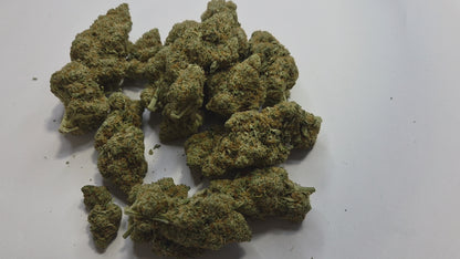 Craquez pour la Cookie Cream, une fleur CBD hybride à dominante indica aux arômes irrésistiblement gourmands. Ses buds denses et généreusement givrés de trichomes dégagent des effluves de biscuit chaud, de vanille et de crème douce qui séduisent dès la première inspiration. Une variété d’exception pour les amateurs de CBD à la recherche d’une expérience sensorielle unique.