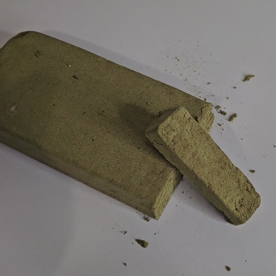 Découvrez notre Pollen de CBD pressé à froid, un produit d'exception fabriqué par une méthode artisanale garantissant une préservation optimale des cannabinoïdes et des terpènes naturels.