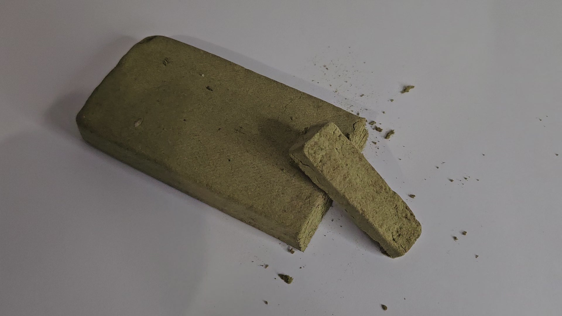 Découvrez notre Pollen de CBD pressé à froid, un produit d'exception fabriqué par une méthode artisanale garantissant une préservation optimale des cannabinoïdes et des terpènes naturels.