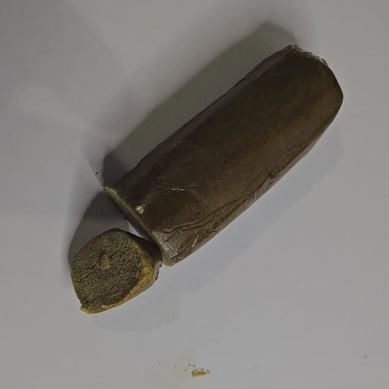 Découvrez la Piatella 75%, une résine de CBD premium à la texture crémeuse et souple, reconnue pour son profil aromatique riche et profond. Sa puissance est sans compromis, offrant une expérience intense, réservée aux amateurs avertis.