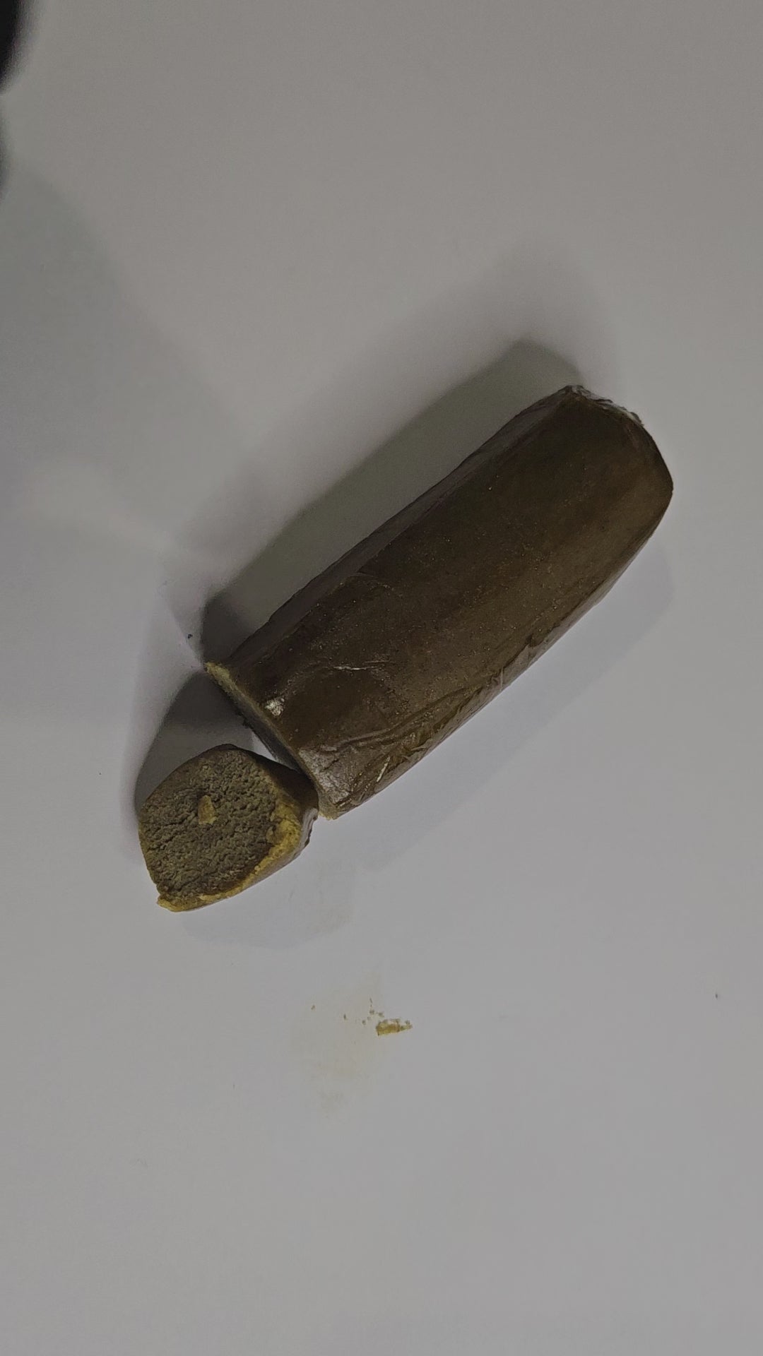 Découvrez la Piatella 75%, une résine de CBD premium à la texture crémeuse et souple, reconnue pour son profil aromatique riche et profond. Sa puissance est sans compromis, offrant une expérience intense, réservée aux amateurs avertis.