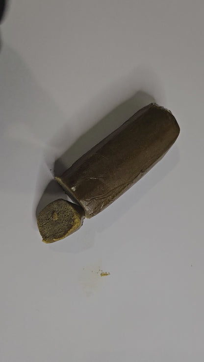 Découvrez la Piatella 75%, une résine de CBD premium à la texture crémeuse et souple, reconnue pour son profil aromatique riche et profond. Sa puissance est sans compromis, offrant une expérience intense, réservée aux amateurs avertis.