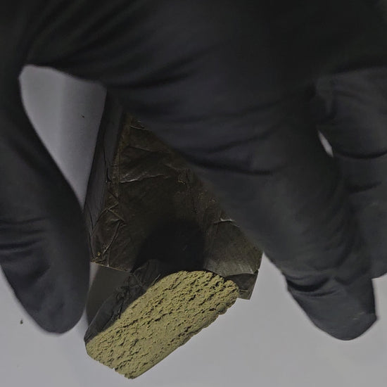 La Jelly Hash 50 % CBN est une résine puissante au profil aromatique profond, mêlant des notes terreuses, boisées et légèrement sucrées. Sa texture grasse et malléable la rend agréable à manipuler. 