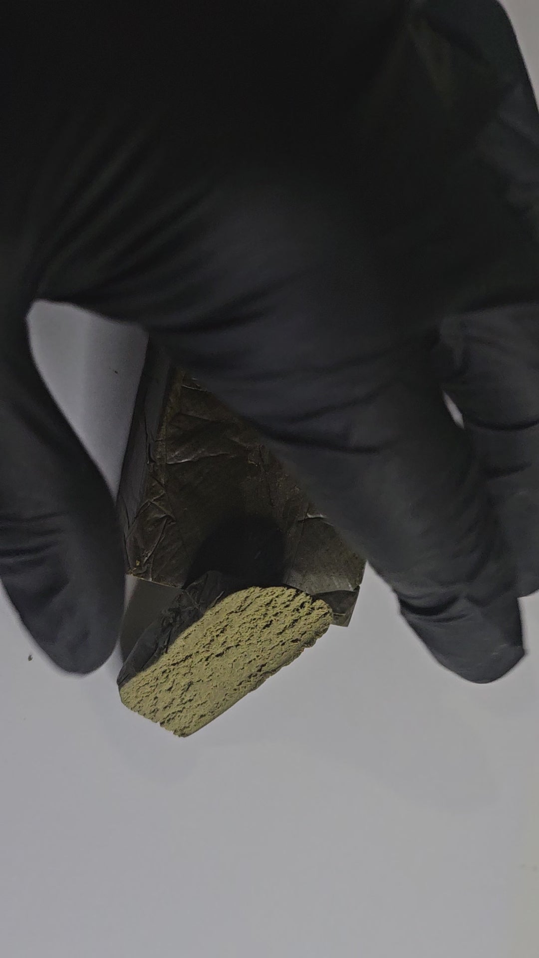 La Jelly Hash 50 % CBN est une résine puissante au profil aromatique profond, mêlant des notes terreuses, boisées et légèrement sucrées. Sa texture grasse et malléable la rend agréable à manipuler. 
