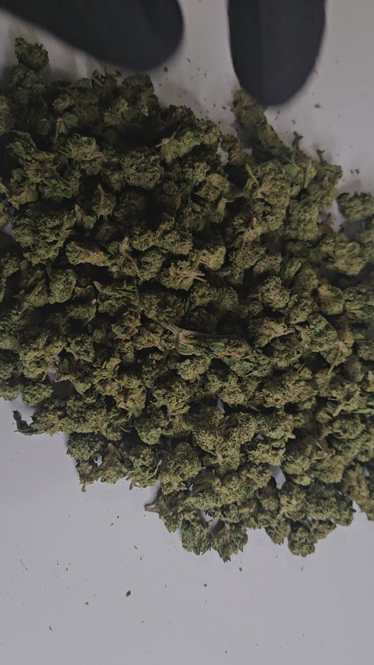Cette Critical kush small bud offre des arômes boisés, terreux et légèrement épicés. Son goût reste fidèle à la Critical Kush classique : puissant, naturel et agréable.
Idéale pour un moment de calme, elle apporte une détente rapide tout en restant douce et accessible au quotidien.