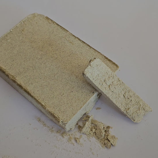 La résine de CBD Frozen est une résine aux arômes intenses et naturels, avec des notes de terre et de chanvre brut. Elle se distingue par ses effets relaxants profonds, idéale pour apaiser le corps et l’esprit en fin de journée.