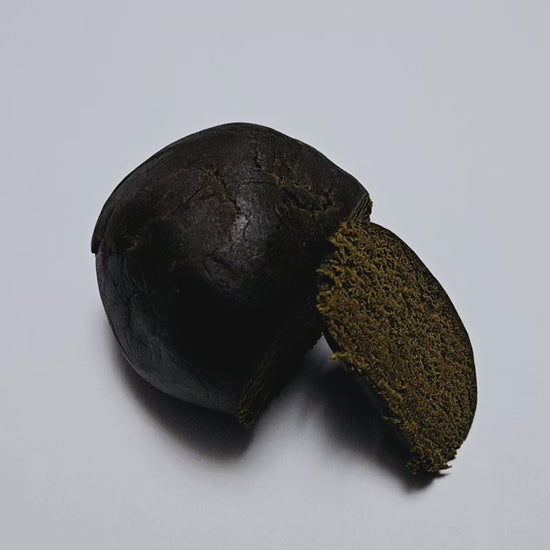 La résine de CBD Static est une résine offrant une teneur élevée en CBD (40-60%), idéal pour une relaxation intense. Sa texture résineuse et ses arômes terreux, épicés et citronnés rappellent les haschischs traditionnels.
