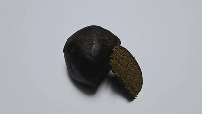 La résine de CBD Static est une résine offrant une teneur élevée en CBD (40-60%), idéal pour une relaxation intense. Sa texture résineuse et ses arômes terreux, épicés et citronnés rappellent les haschischs traditionnels.