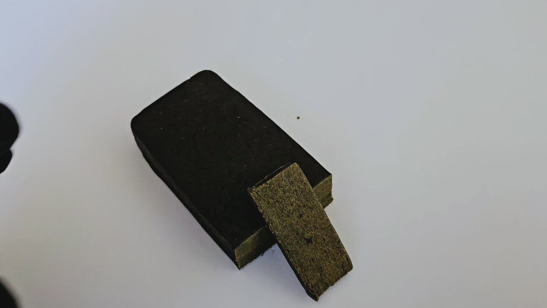 Découvrez une résine au profil gustatif raffiné, alliant des notes terreuses et boisées pour une expérience sensorielle unique. Sa richesse aromatique met en valeur les cannabinoïdes naturels, offrant une dégustation subtile et intense.