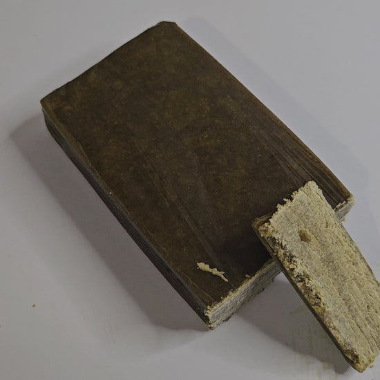 La résine de CBD Frozen est une résine aux arômes intenses et naturels, avec des notes de terre et de chanvre brut. Elle se distingue par ses effets relaxants profonds, idéale pour apaiser le corps et l’esprit en fin de journée.