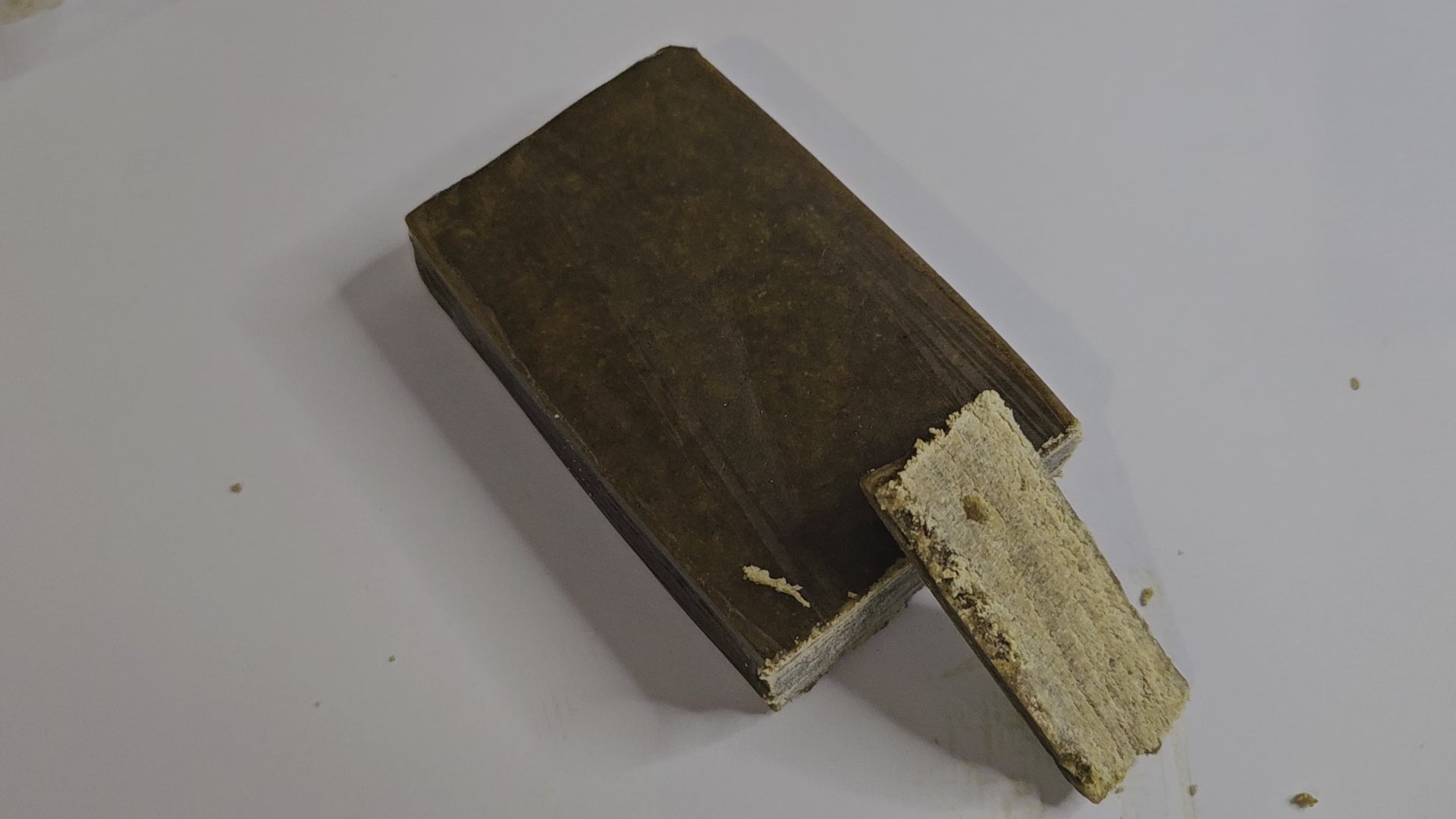 La résine de CBD Frozen est une résine aux arômes intenses et naturels, avec des notes de terre et de chanvre brut. Elle se distingue par ses effets relaxants profonds, idéale pour apaiser le corps et l’esprit en fin de journée.