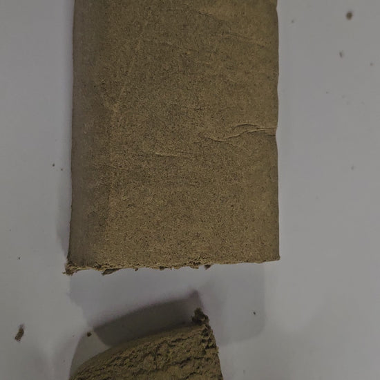 La résine Pollen Cali se distingue par sa texture fine et souple, facile à effriter, ainsi que par sa couleur claire dorée. Elle offre un parfum doux et naturel, aux notes végétales et légèrement épicées.