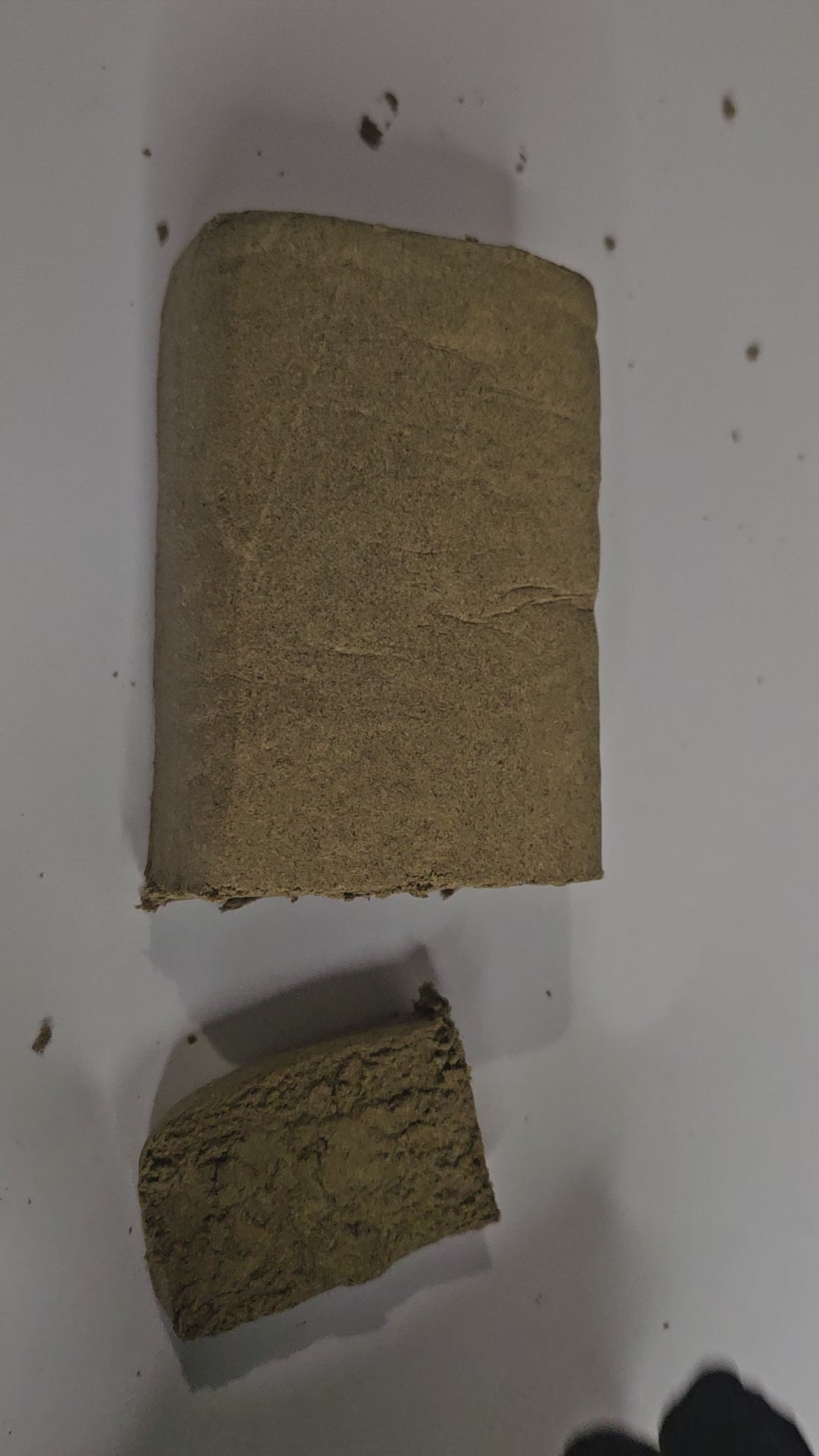 La résine Pollen Cali se distingue par sa texture fine et souple, facile à effriter, ainsi que par sa couleur claire dorée. Elle offre un parfum doux et naturel, aux notes végétales et légèrement épicées.